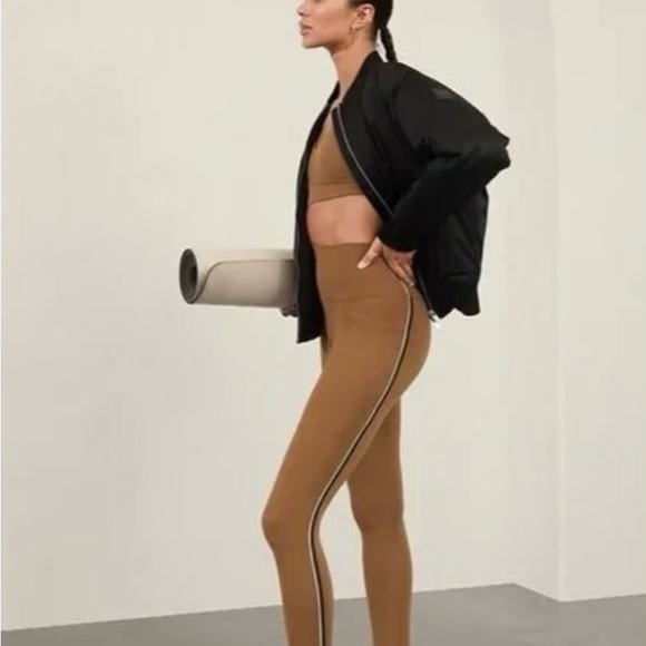 Athleta Pants - Athleta Salutation Stash Pocket Tipped leggings Tan with black and white Medium